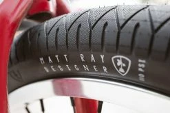 Pneu SUBROSA Designer Matt Ray 2.4 -Accessoires Vélo Soldes Sub DesignerTire Black OnBike Tread CloseUp 5 WEB 1024x684 1