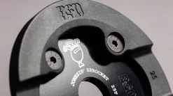 Couronne BSD Jonesin Full Guard Nylon -Accessoires Vélo Soldes feature bsd sprocket jonesin 001 600x335 crop center